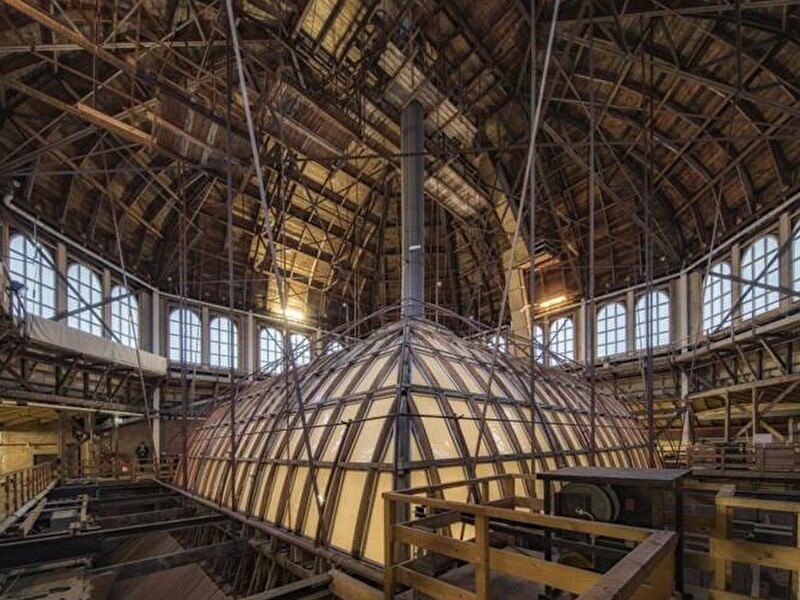 Interieur van de houten koepelconstructie boven de Kurhaus Kurzaal, met zicht op het indrukwekkende dakspantwerk.